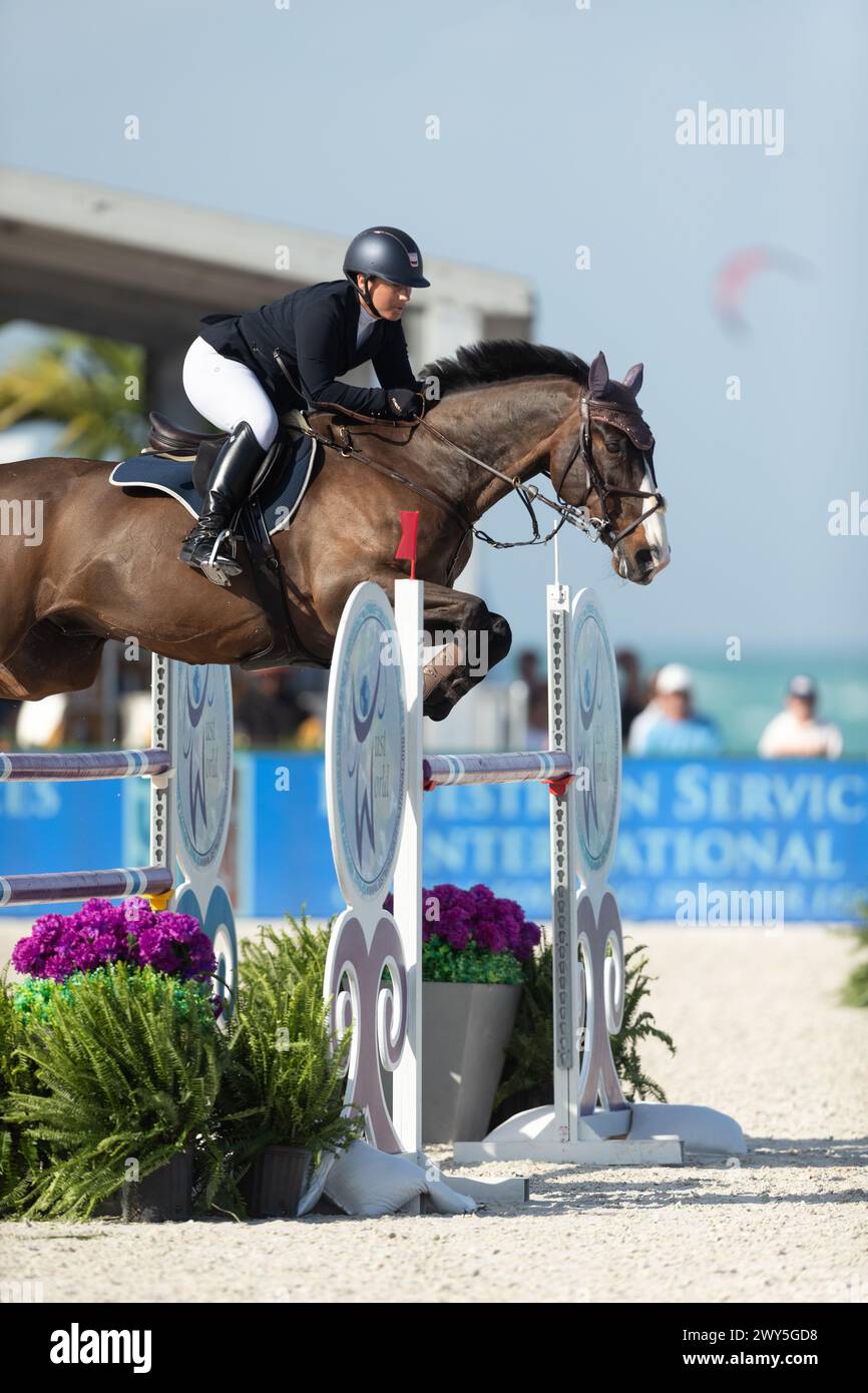 I piloti e i loro cavalli gareggiano all'evento Longines Global Champions League a Miami Beach, Florida, Stati Uniti. Foto Stock