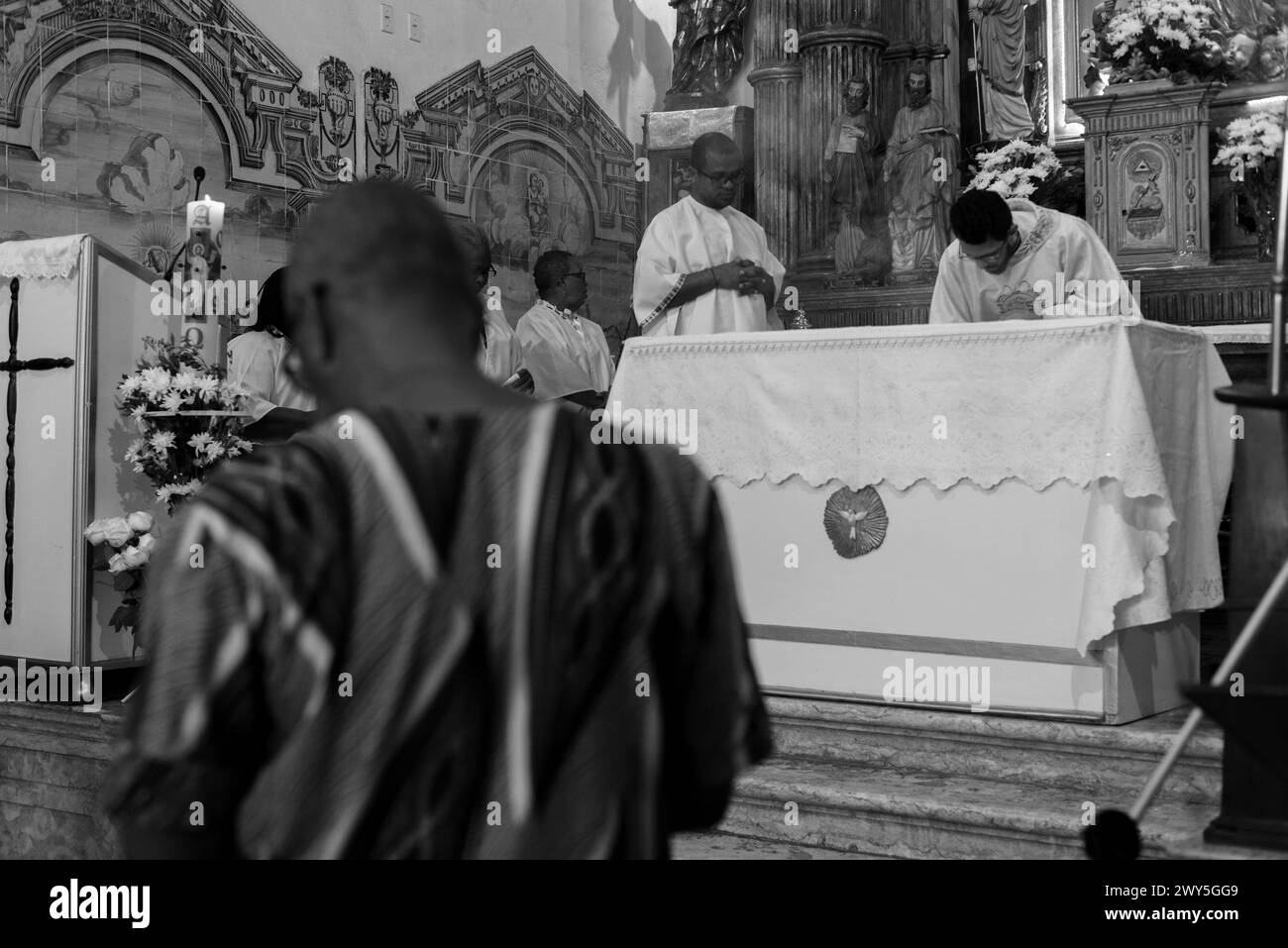 Salvador, Bahia, Brasile - 12 maggio 2019: I fedeli cattolici e Candomble sono visti durante la messa nella chiesa Rosario dos Pretos a Pelourinho. Città di S. Foto Stock