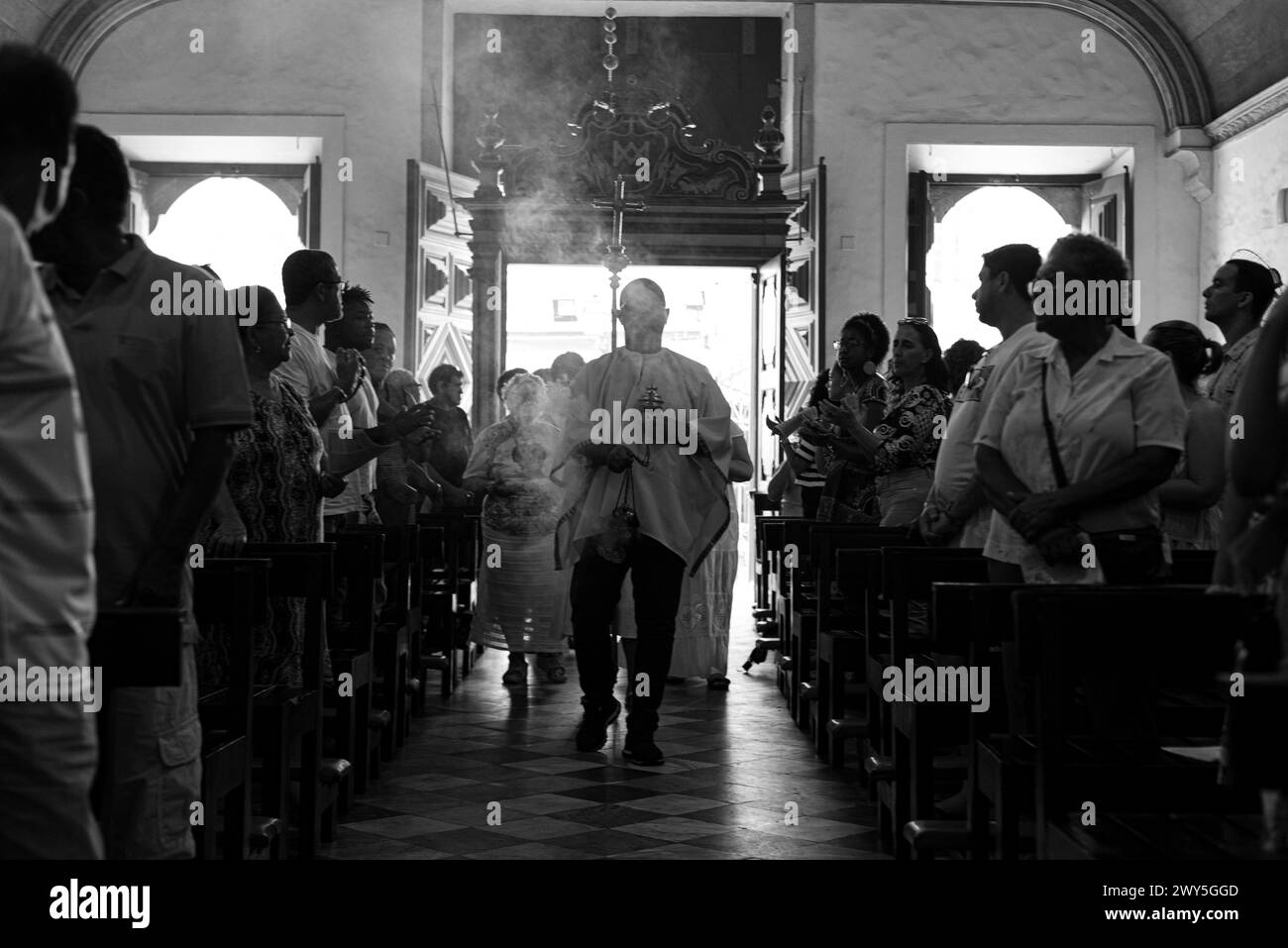 Salvador, Bahia, Brasile - 12 maggio 2019: Seguaci di Candomble e del cattolicesimo sono visti durante la messa per la schiava Anastacia a Pelourinho. Città di Salvado Foto Stock