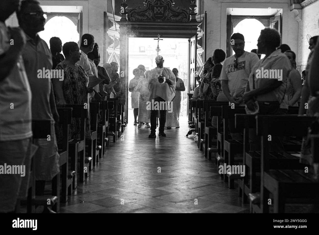 Salvador, Bahia, Brasile - 12 maggio 2019: I fedeli cattolici e Candomble sono visti durante la messa nella chiesa Rosario dos Pretos a Pelourinho. Città di S. Foto Stock