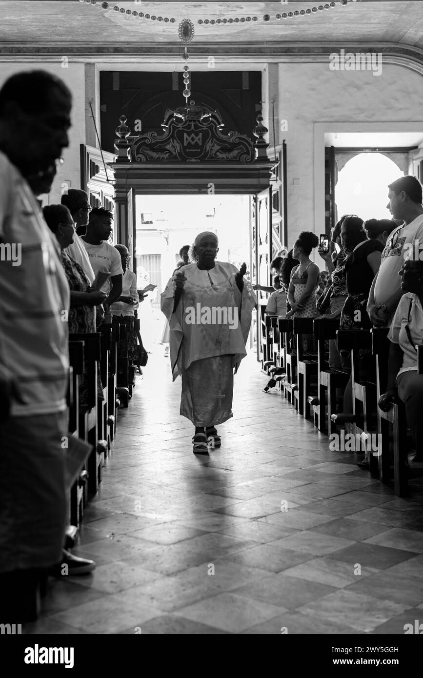 Salvador, Bahia, Brasile - 12 maggio 2019: I fedeli cattolici sono visti durante la messa nella chiesa Rosario dos Pretos a Pelourinho, il centro storico di Foto Stock