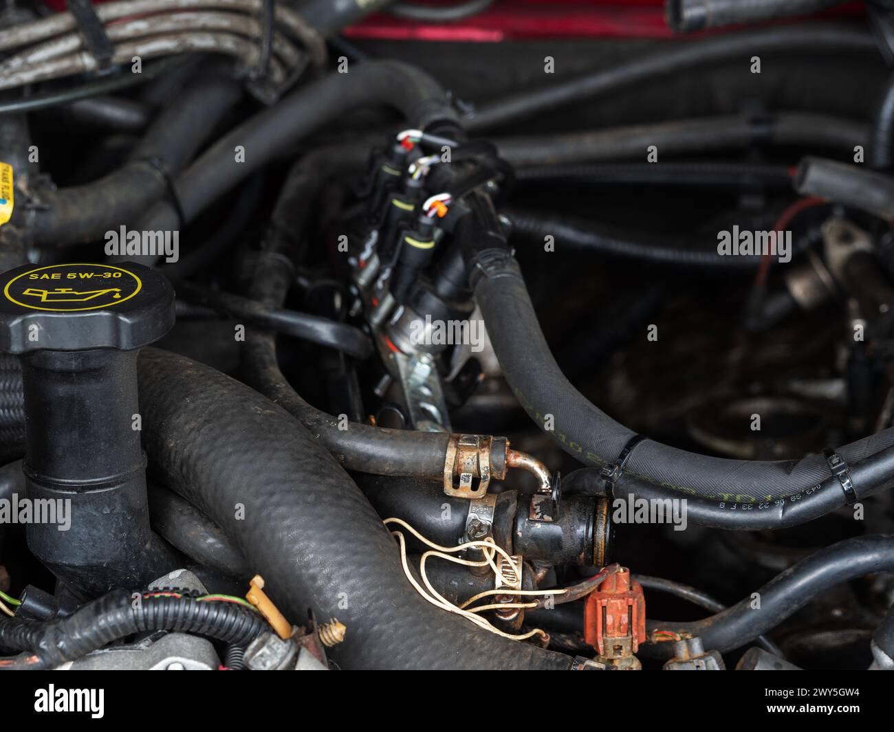 Garham, Germania. 4 aprile 2024. Motore 2001 Ford Ranger 4.0L con collettore di aspirazione rimosso durante un intervento di riparazione. (Foto di Igor Golovniov/SOPA Images/Sipa USA) credito: SIPA USA/Alamy Live News Foto Stock