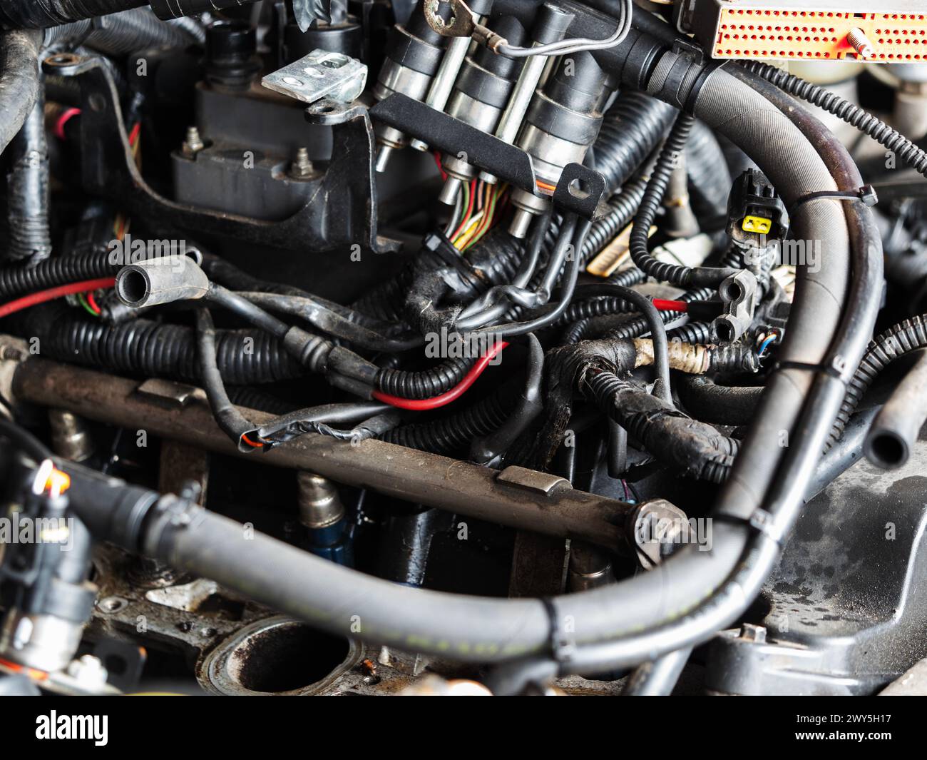 Garham, Germania. 4 aprile 2024. Motore 2001 Ford Ranger 4.0L con collettore di aspirazione rimosso durante un intervento di riparazione. (Foto di Igor Golovniov/SOPA Images/Sipa USA) credito: SIPA USA/Alamy Live News Foto Stock