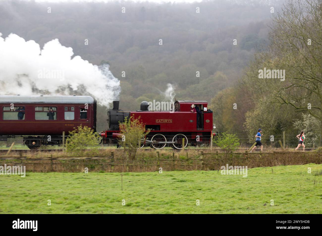 01/04/24 gara dei corridori S102 «Cathryn» sulla corsa annuale «Race the Train» da Rowsley a Matlock e ritorno. L'annuale Easter Bank Holiday, che si svolge a 11 km circa Foto Stock