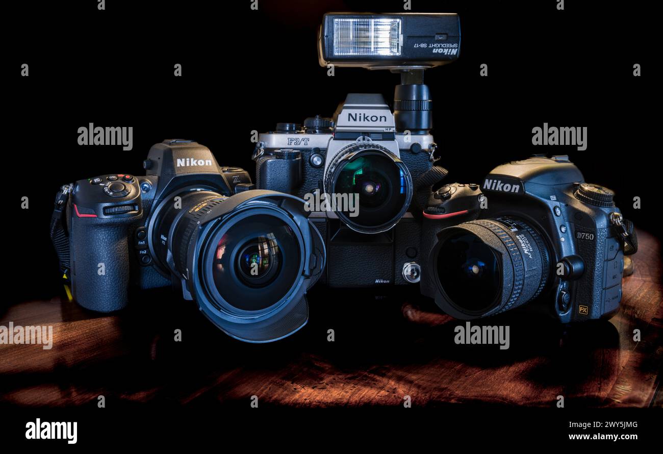 Tre generazioni di fotocamere Nikon, dalla fotocamera F3 alla fotocamera DSLR D750 alla fotocamera mirrorless Z8, tutte dotate di obiettivi fisheye. Foto Stock