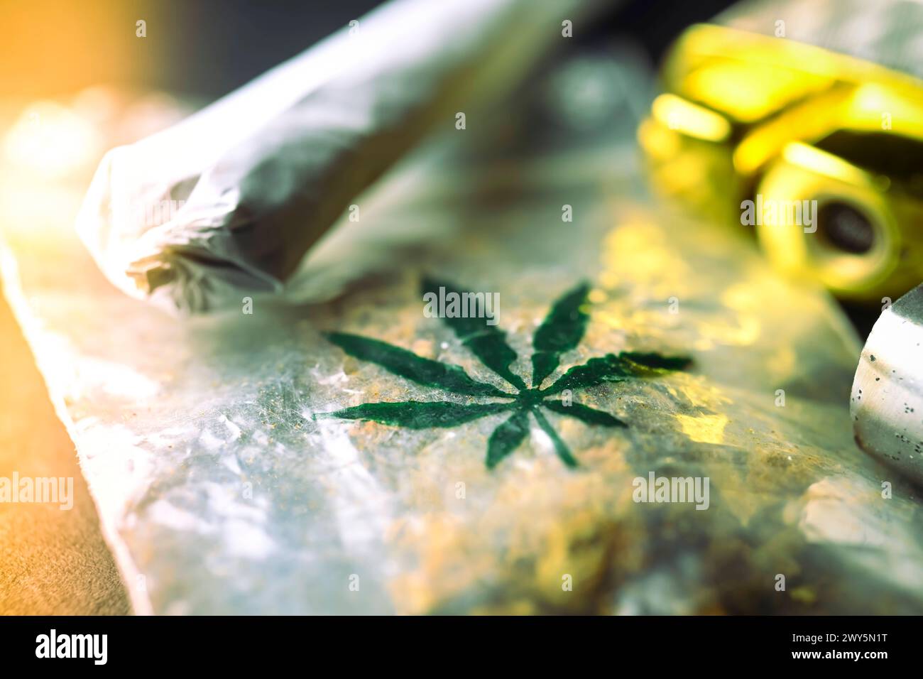 Cannabis-Tütchen, Joint und Feuerzeug, Cannabis-Legalisierung *** sacchetti di Cannabis, articolare e più leggero, legalizzazione della cannabis Foto Stock
