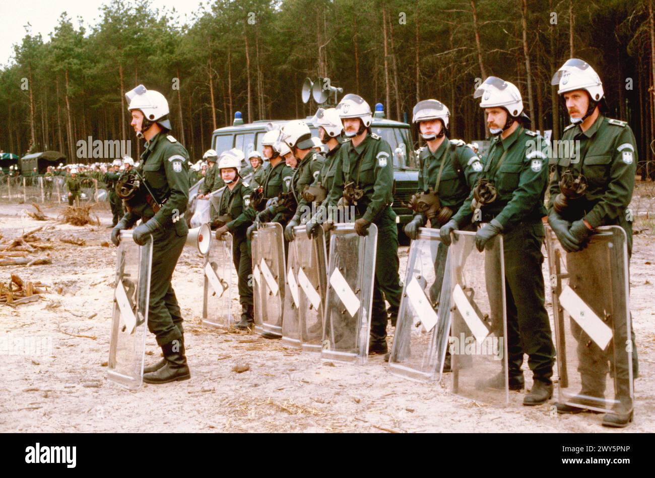 Beamte vom Bundesgrenzschutz BGS- hier im Einsatz zur Demo Lager Aufloesung a Luechow- Dannenberg 1978. *** Ufficiali della Guardia di frontiera federale BGS in azione qui al campo dimostrativo dissoluzione a Luechow Dannenberg 1978 Foto Stock