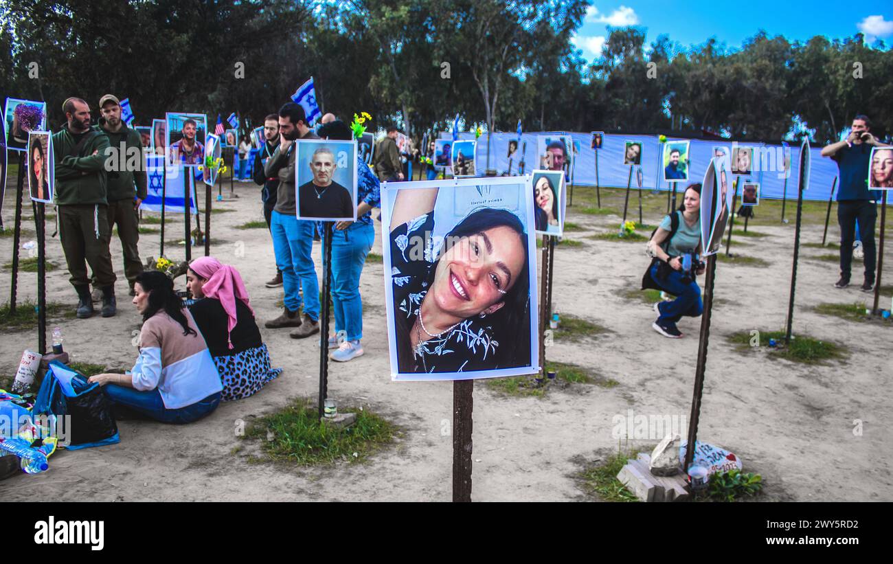 Memoriale composto da foto di giovani israeliani uccisi durante l'attacco terroristico al NOVA Festival che ha avuto luogo il 7 ottobre 2023 Foto Stock