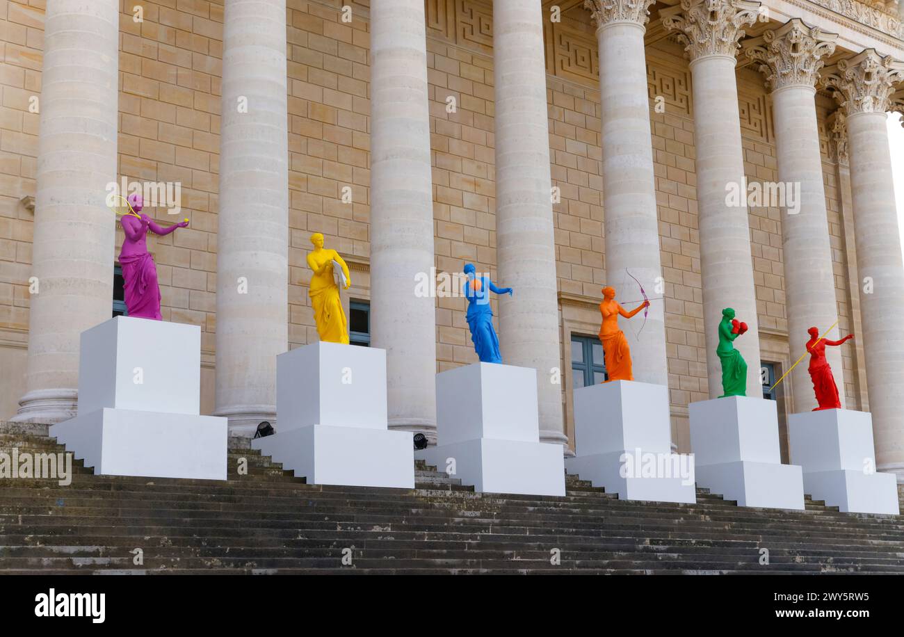 LE SCULTURE DI VENERE DI MILO CHE INCARNANO LO SPIRITO OLIMPICO ADORNANO PARIGI Foto Stock