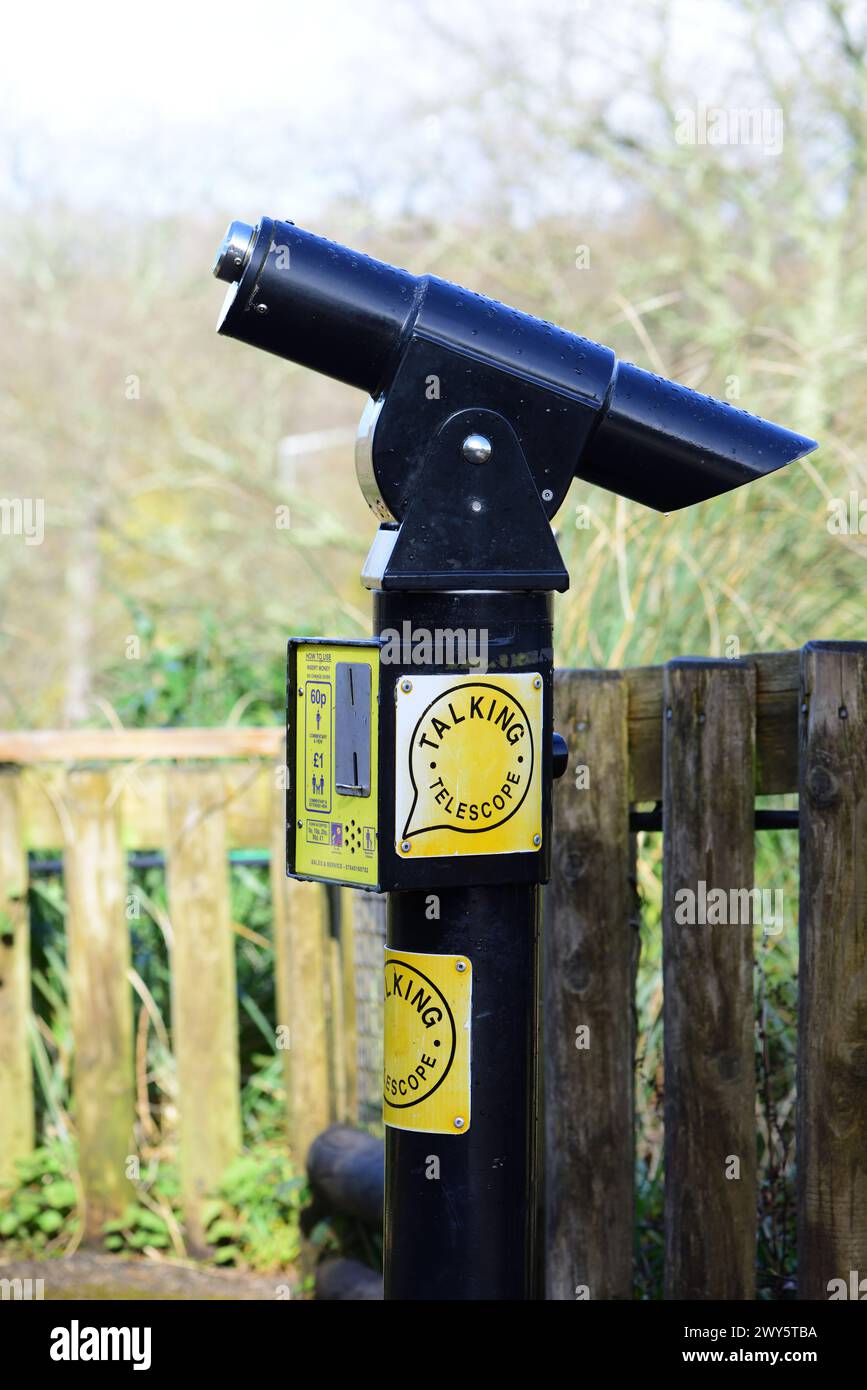 Un telescopio parlante allo zoo di Paignton. Foto Stock