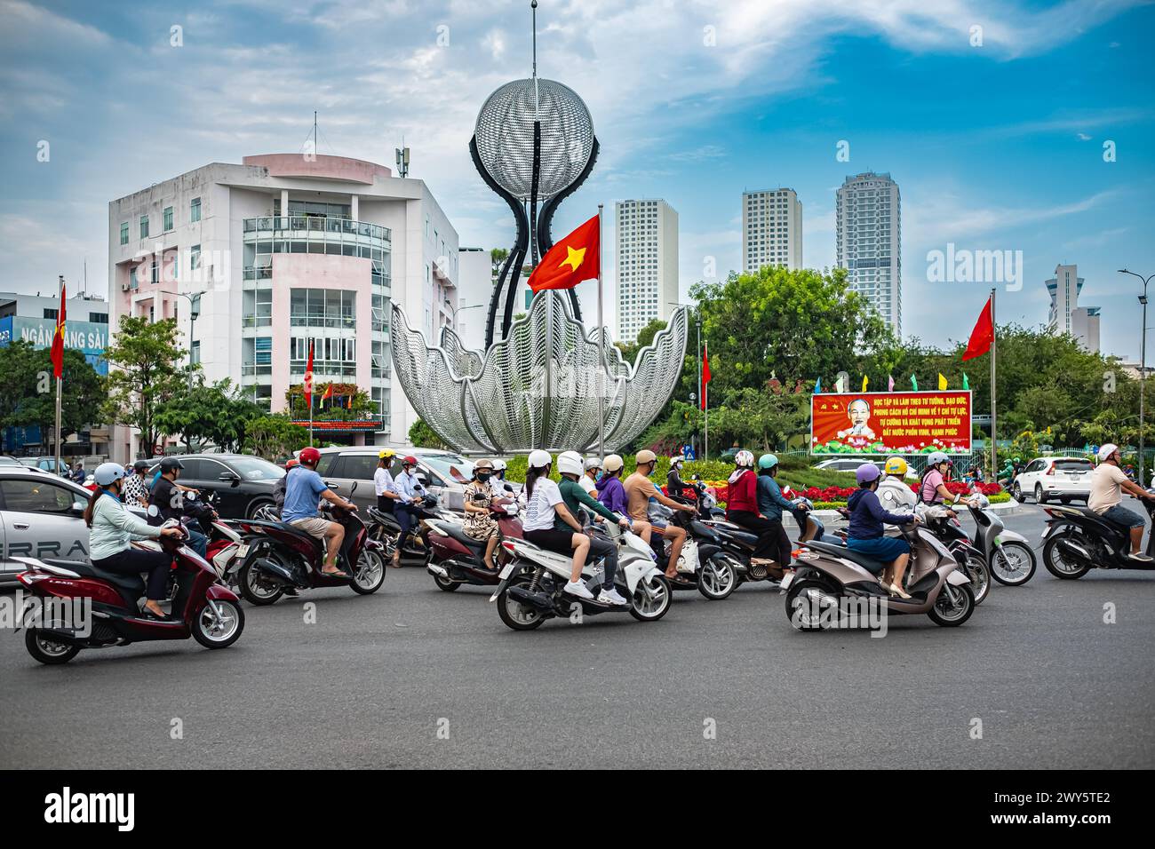 Traffico di motociclette sulla strada a Nha Trang. Ingorgo di traffico durante il giorno a Nha Trang, Vietnam. Paesaggio urbano della città di Nha Trang con molti motori Foto Stock