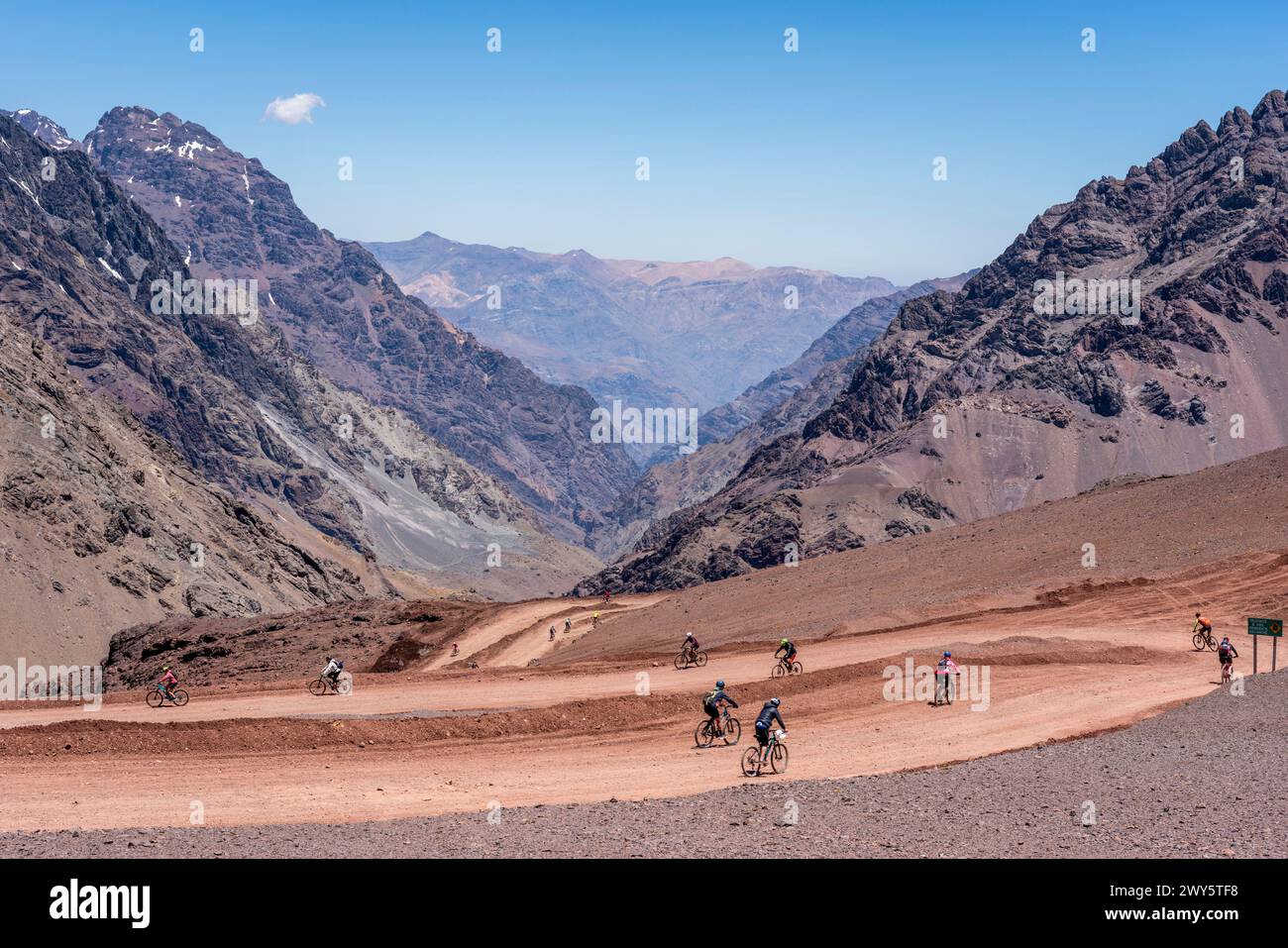 Mountain Bikers in bicicletta nelle alte Ande al confine tra Argentina e Cile, provincia di Mendoza, Argentina. Foto Stock