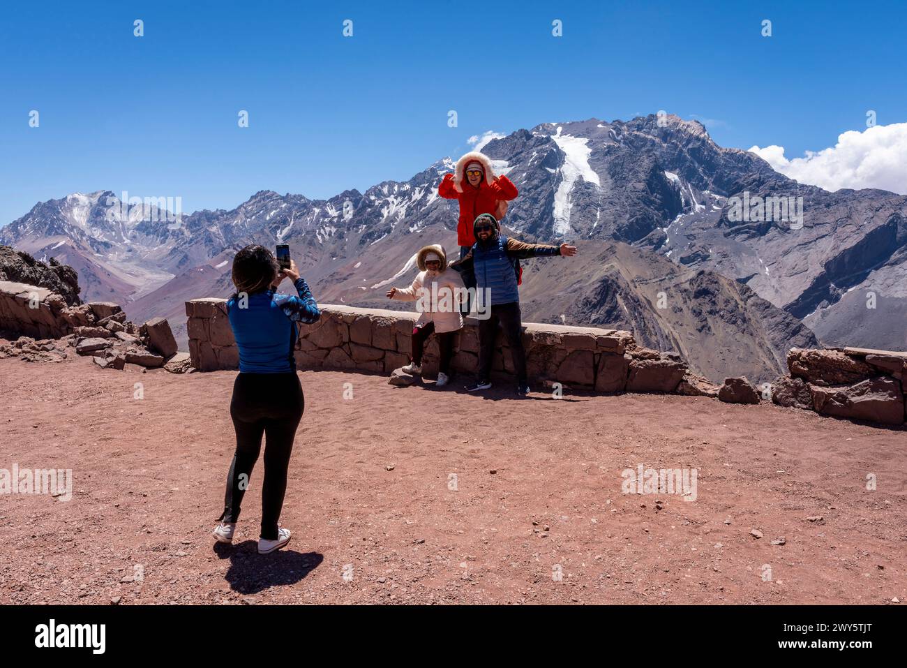 I turisti posano per le foto sul lato argentino delle Ande, provincia di Mendoza, Argentina. Foto Stock