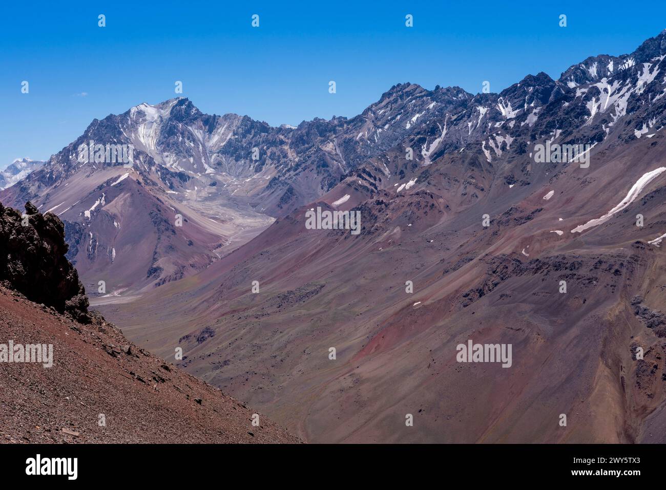Vista delle Ande dal lato argentino della zona di confine Argentina-Cile, provincia di Mendoza, Argentina. Foto Stock