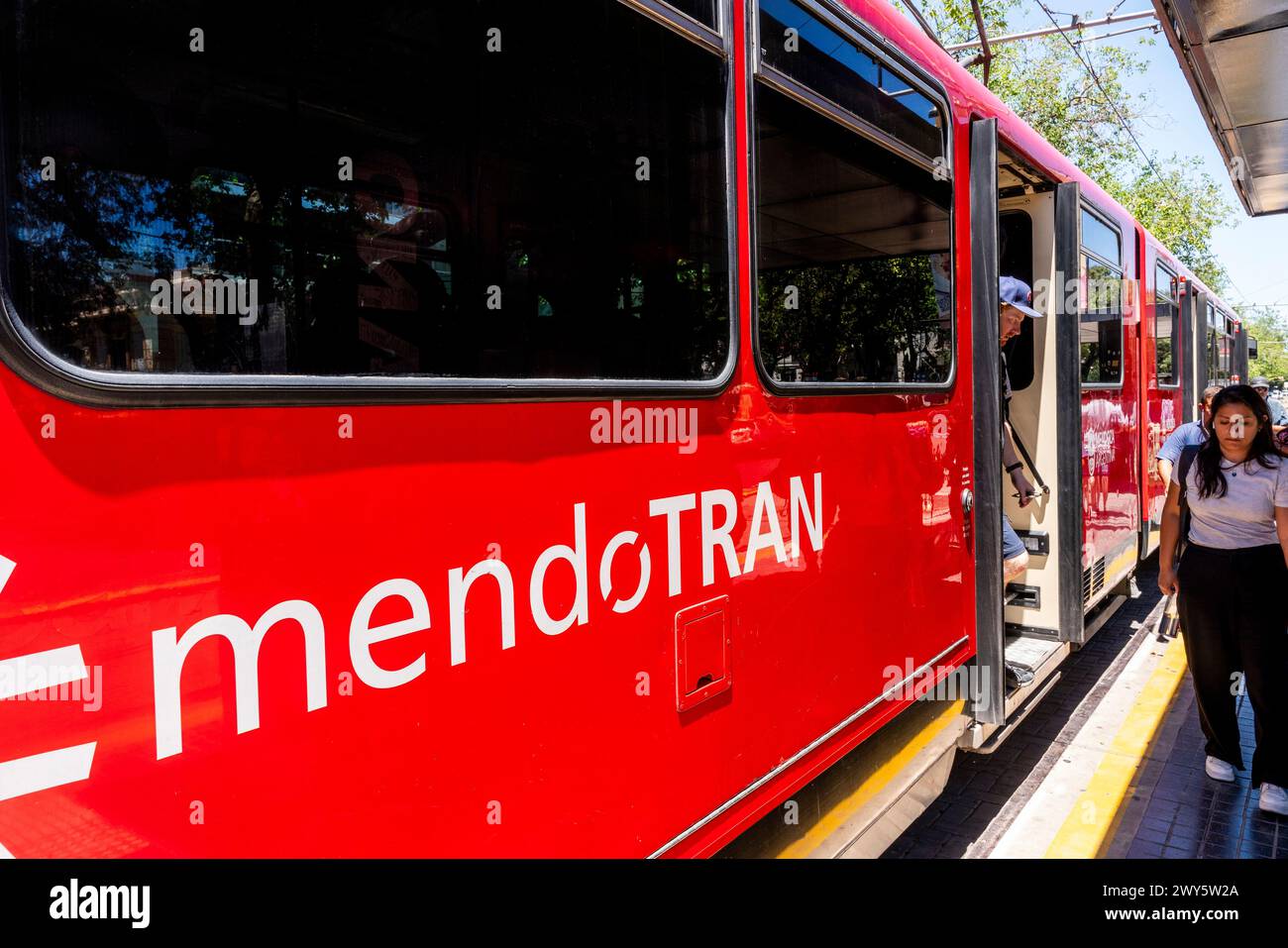 Un tram MendoTran che arriva alla stazione di Mendoza, provincia di Mendoza, Argentina. Foto Stock