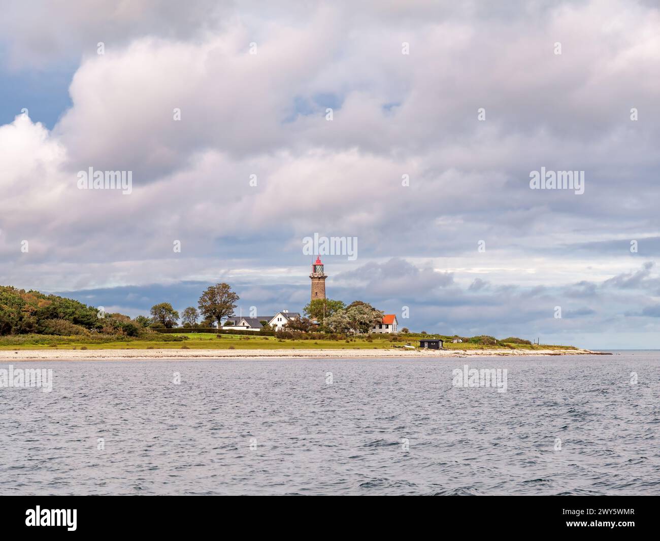 Torre di granito del faro di Fornaes lungo la costa di Kattegat, Djursland, Midtjylland, Danimarca Foto Stock