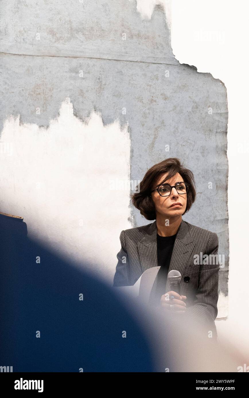 Ginals, Francia. 22 febbraio 2024. Ritratto della signora Rachida DATI, Ministro della Cultura, davanti ad un'opera di Thierry Pecastaing. Foto Stock