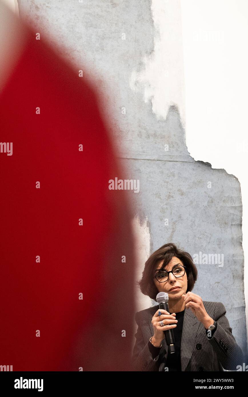 Ginals, Francia. 22 febbraio 2024. Ritratto della signora Rachida DATI, Ministro della Cultura, davanti ad un'opera di Thierry Pecastaing. Foto Stock
