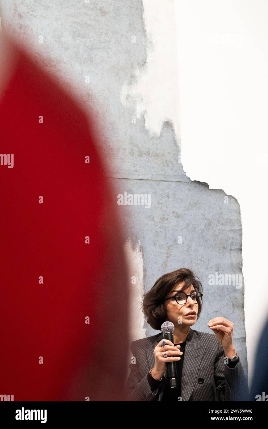 Ginals, Francia. 22 febbraio 2024. Ritratto della signora Rachida DATI, Ministro della Cultura, davanti ad un'opera di Thierry Pecastaing. Foto Stock