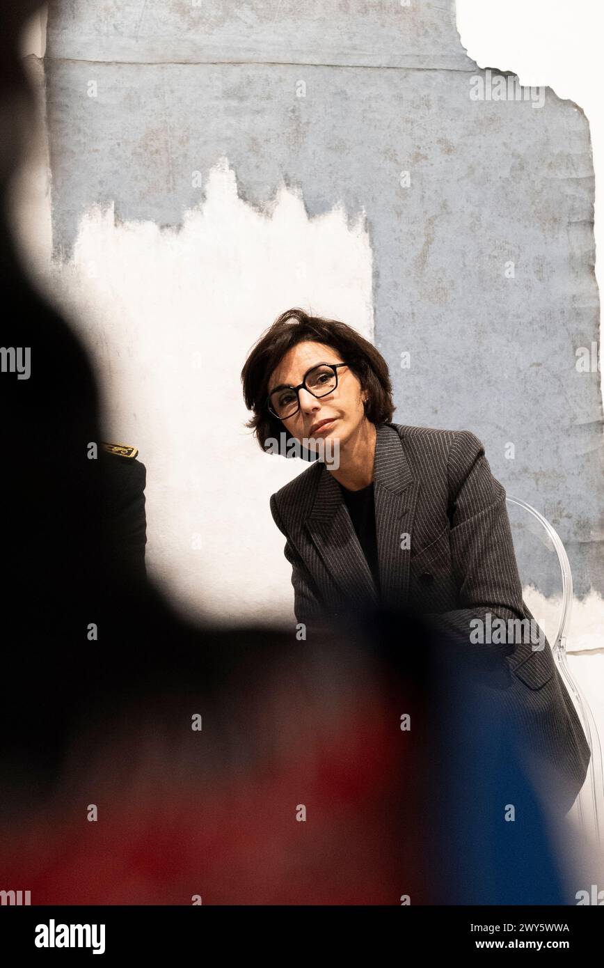 Ginals, Francia. 22 febbraio 2024. Ritratto della signora Rachida DATI, Ministro della Cultura, davanti ad un'opera di Thierry Pecastaing. Foto Stock