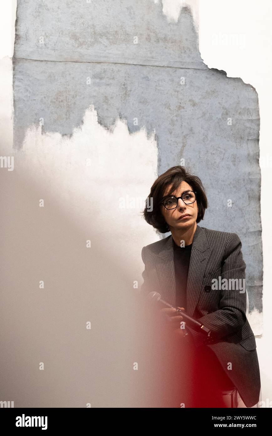 Ginals, Francia. 22 febbraio 2024. Ritratto della signora Rachida DATI, Ministro della Cultura, davanti ad un'opera di Thierry Pecastaing. Foto Stock