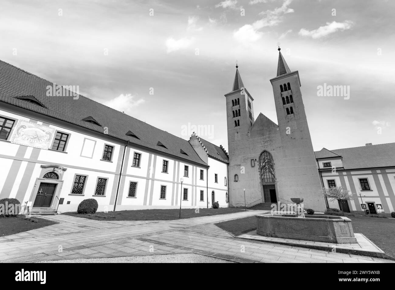 Monastero premonstratense del XII secolo e chiesa romanica dell'Annunciazione della Vergine Maria. Milevsko, Repubblica Ceca. Foto Stock