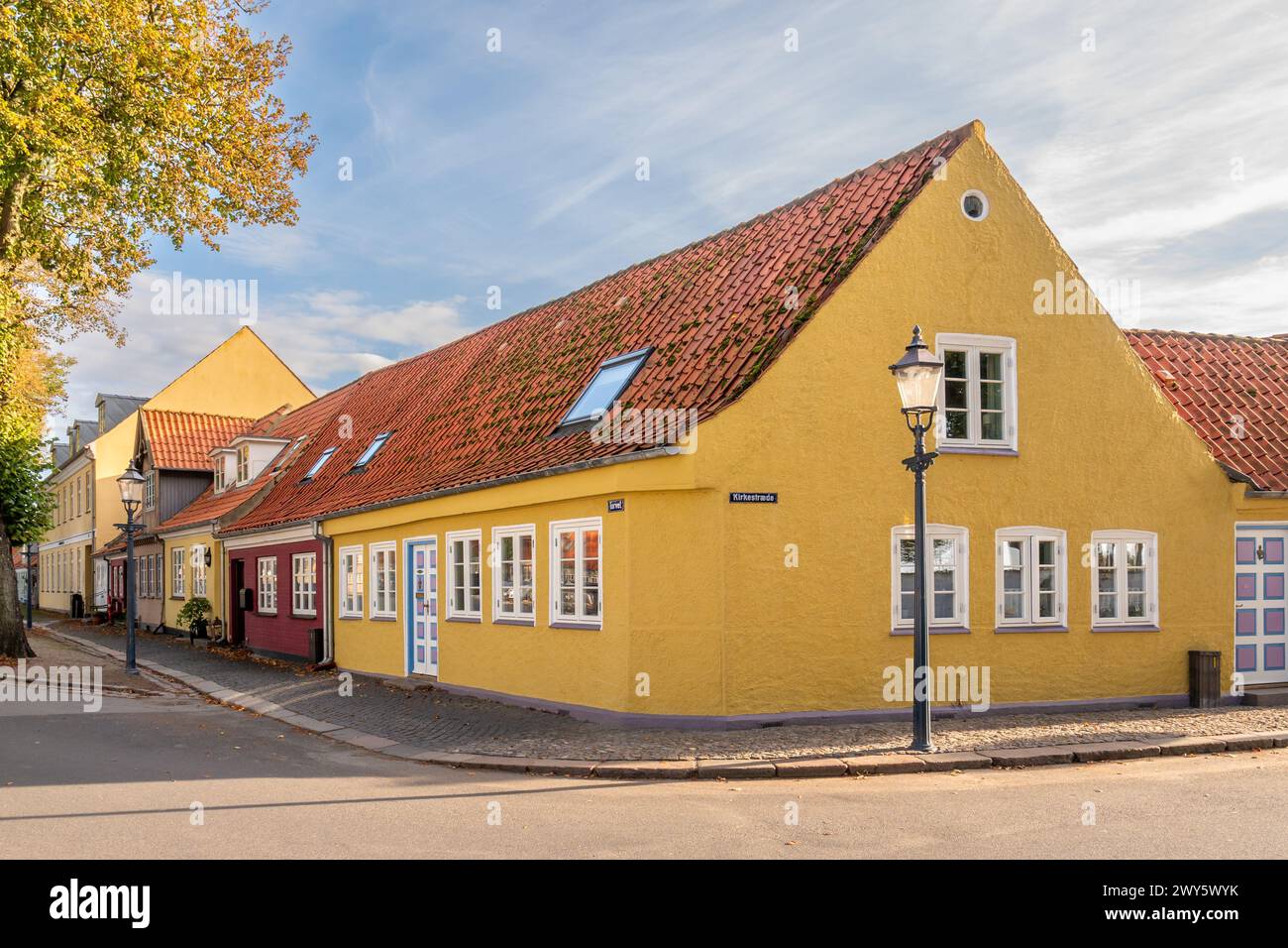 Affascinanti case storiche che fiancheggiano Piazza Torvet nella città vecchia di Bogense, Funen, Danimarca Foto Stock