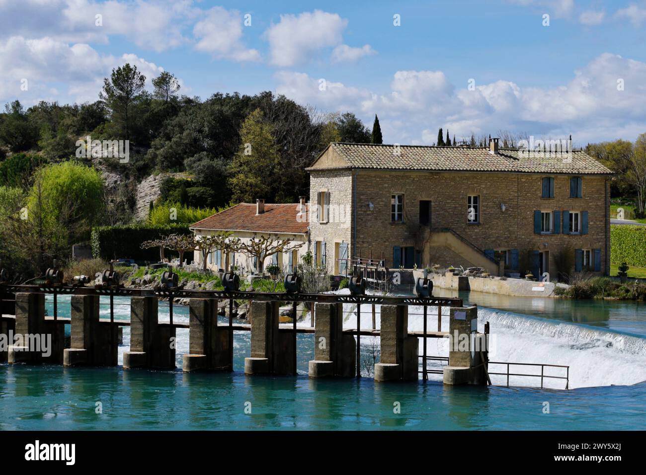 Mulino dell'acquedotto vicino al ponte dell'acquedotto di Galas, Fontaine de Vaucluse, Provenza, Francia Foto Stock