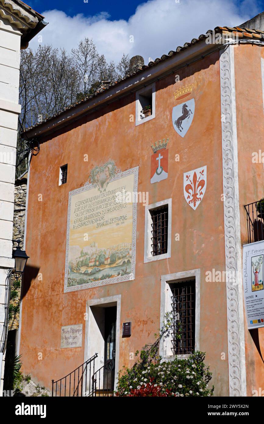 Museo-biblioteca Francois Petrarch a Fontaine De Vaucluse, Provenza, Francia, in una giornata di sole Foto Stock