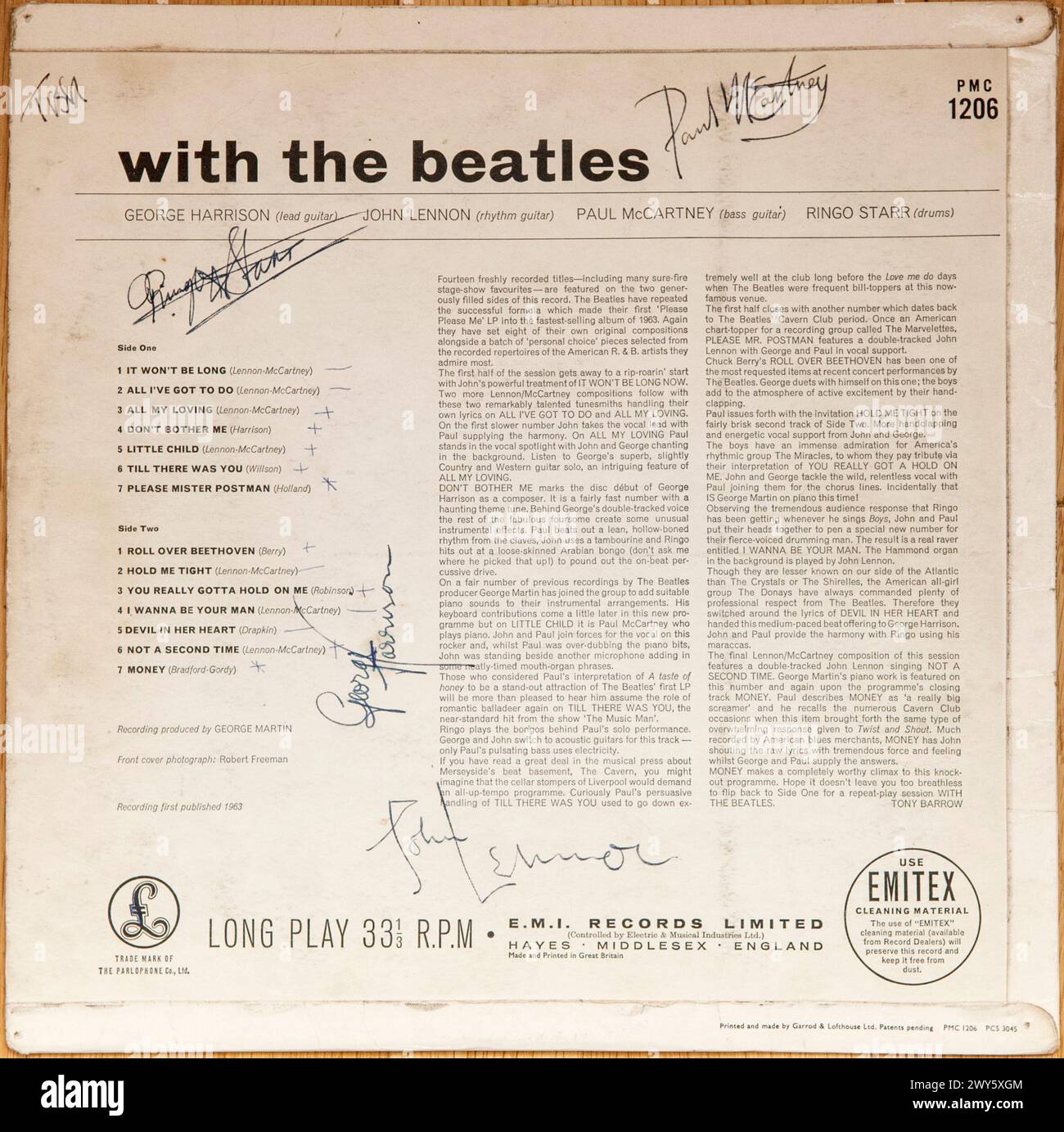 Autografi falsi. Con la copertina dell'LP dei Beatles "firmata" da tutti e quattro i Beatles nel 1964. Tutte le firme sono false. Londra, Inghilterra Regno Unito 21 agosto 2016. HOMER SYKES immagine 2 di 5 Foto Stock