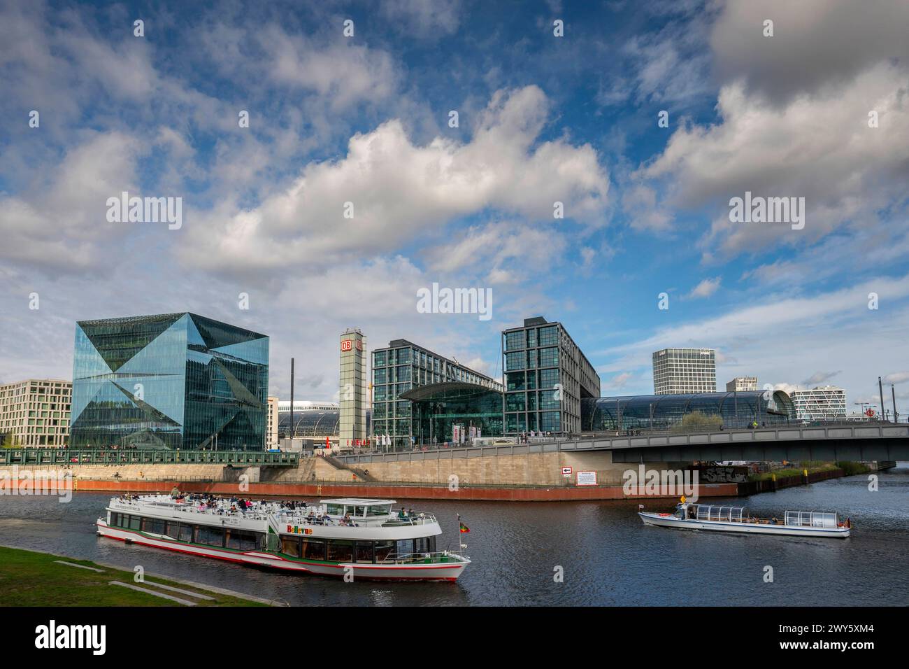 Der Berliner Hauptbahnhof a Berlino-Tiergarten. Collega vom Hauptbahnhof das City Cube, ein würfelförmiges Bürogebäude auf dem Washingtonplatz. Im Vordergrund die Spree mit Fahrgastschiffen. *** Stazione centrale di Berlino Tiergarten a sinistra della stazione centrale si trova il City Cube, un edificio di uffici a forma di cubo su Washingtonplatz in primo piano si trova il fiume Sprea con le barche passeggeri Foto Stock
