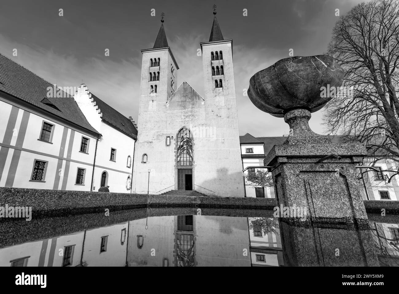Monastero premonstratense del XII secolo e chiesa romanica dell'Annunciazione della Vergine Maria. Milevsko, Repubblica Ceca. Foto Stock