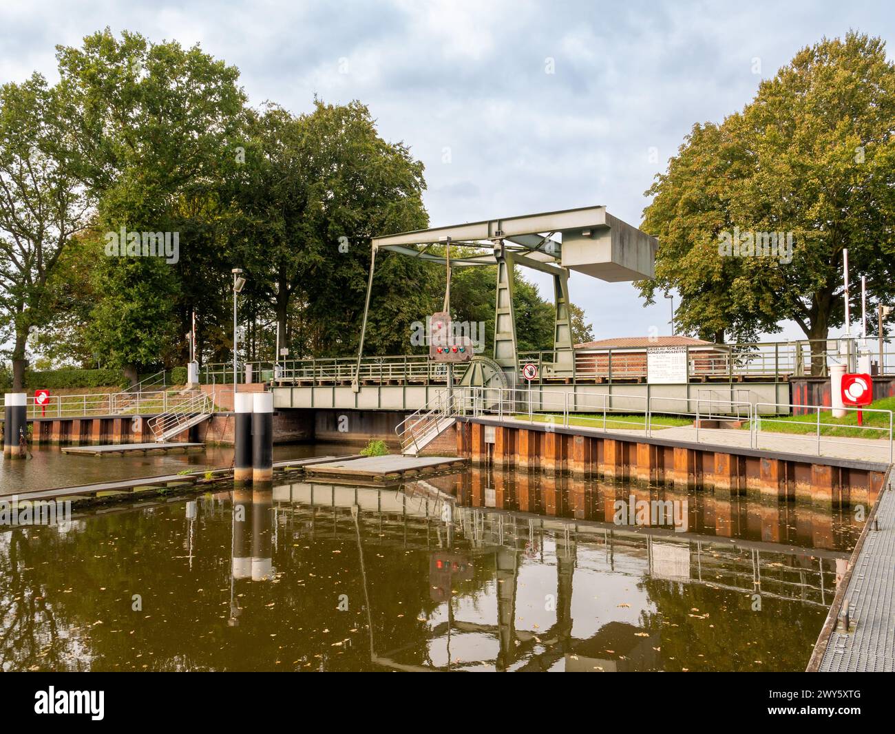 La chiusa del canale di Gieselau e il ponte bascule dal canale di Kiel a Eider, Schleswig-Holstein, Germania Foto Stock