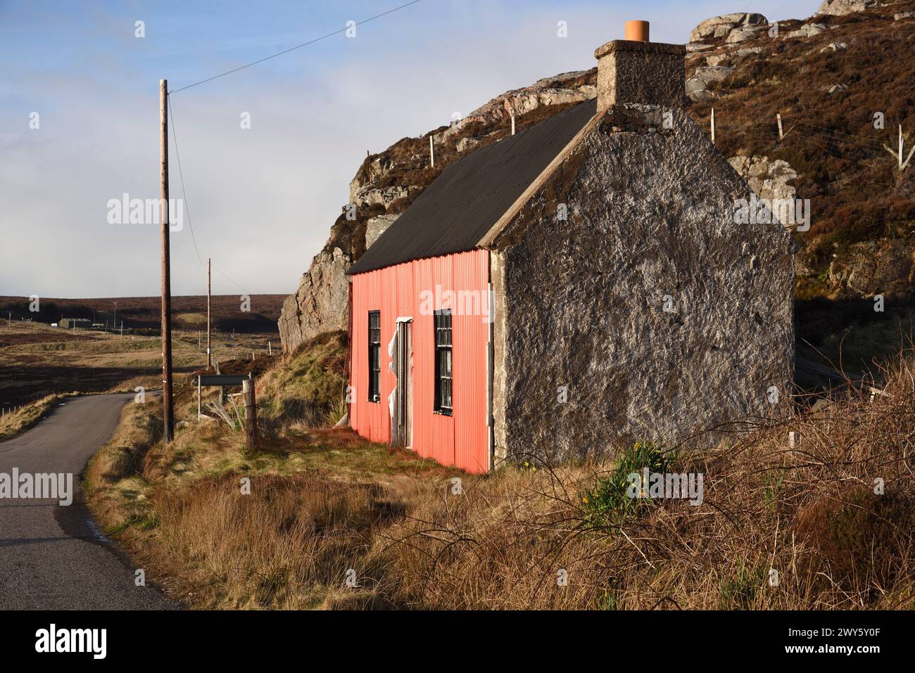 Una casa abbandonata (più simile a un bothy) sul ciglio della strada a Kinlochbervie, nel nord della Scozia. Un segno chiede alla gente di stare fuori. Foto Stock