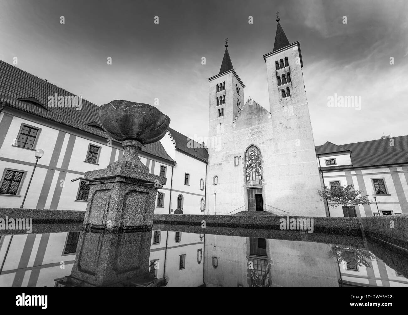 Monastero premonstratense del XII secolo e chiesa romanica dell'Annunciazione della Vergine Maria. Milevsko, Repubblica Ceca. Foto Stock