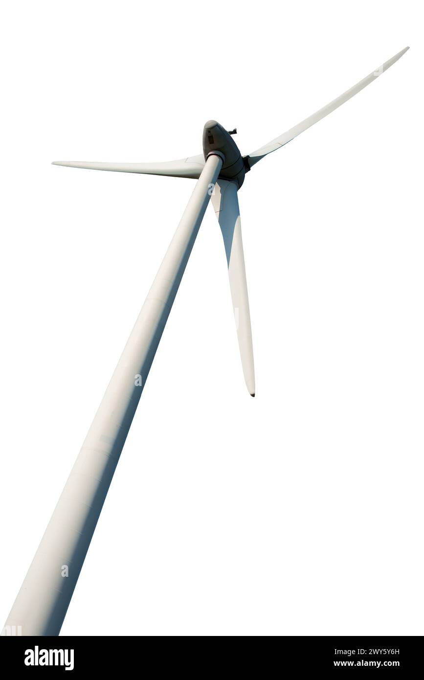 Vista ravvicinata di una turbina eolica dal basso, isolata su sfondo bianco Foto Stock