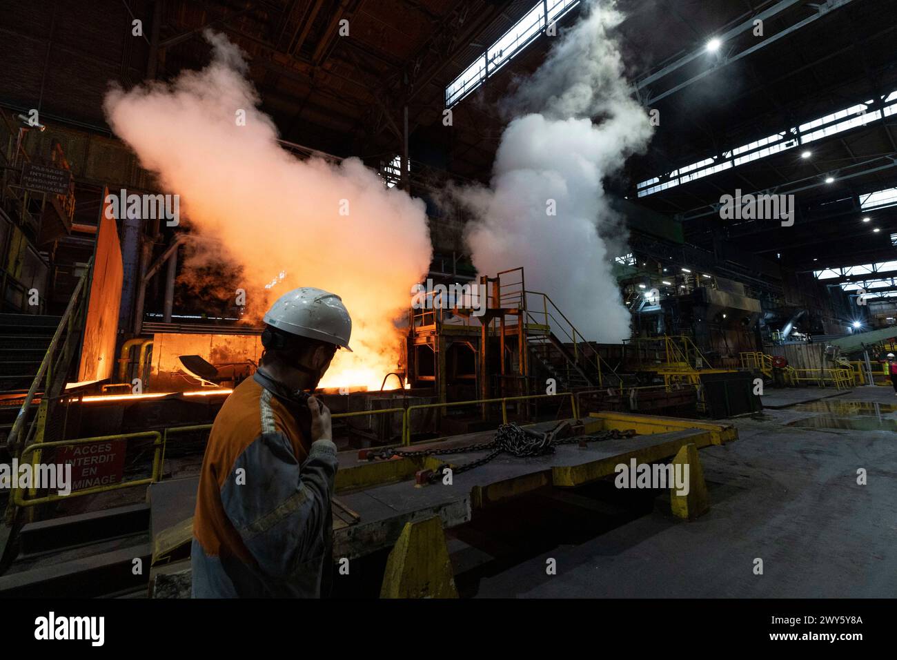©PHOTOPQR/LA PROVENCE/SPEICH Frederic ; Florange ; 30/03/2024 ; visite de presse de l'un des sites de fabrication de la societe Arcelor Mittal a Florange (Mosella) ou est fabrique l'acier qui constitue la torche olympique des Jeux olympiques et paralympiques de Paris 2024 Cette torche designee par Mathieu Lehanneur et fabriquee en acier special, a 2000 esemplari, va permettre le relais de la flamme olympique du 8 mai au 26 juillet Atelier de laminage a chaud de l' acier - Florange, Francia 30 marzo 2024 Press Visit in uno dei siti produttivi dell'azienda Arcelor Mittal di Flor Foto Stock