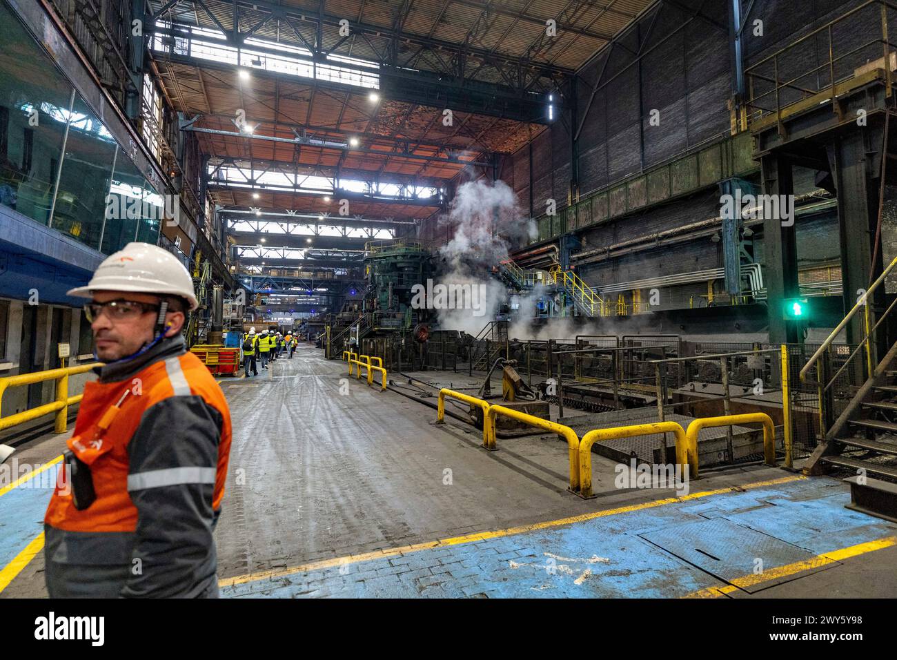 ©PHOTOPQR/LA PROVENCE/SPEICH Frederic ; Florange ; 30/03/2024 ; visite de presse de l'un des sites de fabrication de la societe Arcelor Mittal a Florange (Mosella) ou est fabrique l'acier qui constitue la torche olympique des Jeux olympiques et paralympiques de Paris 2024 Cette torche designee par Mathieu Lehanneur et fabriquee en acier special, a 2000 esemplari, va permettre le relais de la flamme olympique du 8 mai au 26 juillet Atelier de laminage a chaud de l' acier - Florange, Francia 30 marzo 2024 Press Visit in uno dei siti produttivi dell'azienda Arcelor Mittal di Flor Foto Stock
