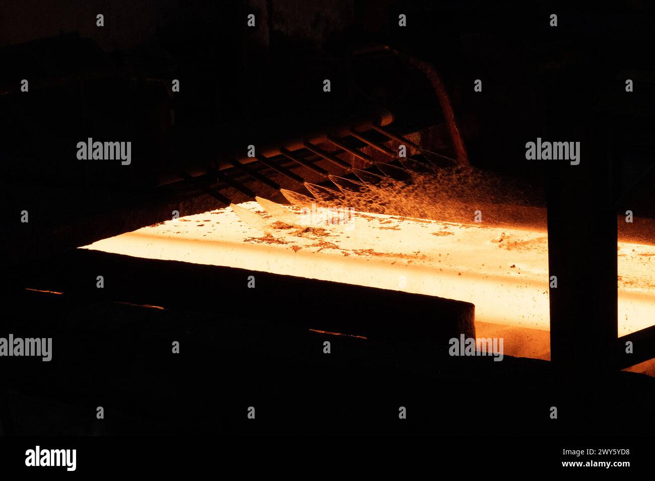 ©PHOTOPQR/LA PROVENCE/SPEICH Frederic ; Florange ; 30/03/2024 ; visite de presse de l'un des sites de fabrication de la societe Arcelor Mittal a Florange (Mosella) ou est fabrique l'acier qui constitue la torche olympique des Jeux olympiques et paralympiques de Paris 2024 Cette torche designee par Mathieu Lehanneur et fabriquee en acier special, a 2000 esemplari, va permettre le relais de la flamme olympique du 8 mai au 26 juillet - Florange, Francia 30 marzo 2024 Press Visit in uno dei siti di produzione dell'azienda Arcelor Mittal di Florange (Mosella), dove l'acciaio Foto Stock
