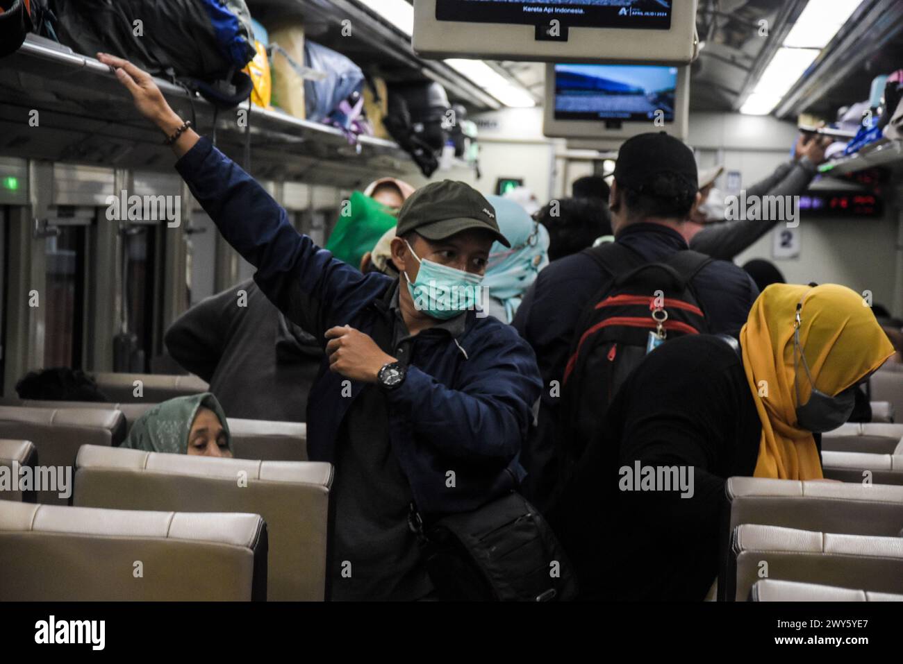 I passeggeri organizzano i loro bagagli nella cabina del treno prima della celebrazione Eid al-fitr 1445 Hijriah alla stazione ferroviaria di Kiaracondong, Bandung, Giava Ovest, Indonesia, il 4 marzo 2024. Milioni di persone stanno iniziando a partire per tornare nelle loro città natale. La tradizione di tornare a casa (mudik), che viene solitamente praticata dai musulmani indonesiani prima di Eid al-Fitr, è diventata ormai una parte importante della cultura e anche le persone approfittano di questo momento di ritorno a casa per riunirsi con i parenti nella loro città natale. (Foto di Dimas Rachmatsyah/Sipa USA) Foto Stock