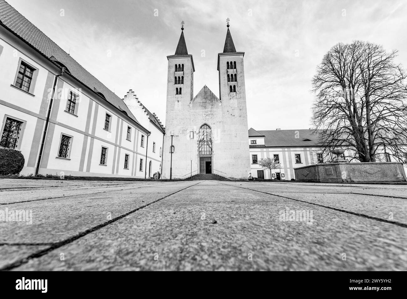 Monastero premonstratense del XII secolo e chiesa romanica dell'Annunciazione della Vergine Maria. Milevsko, Repubblica Ceca. Foto Stock