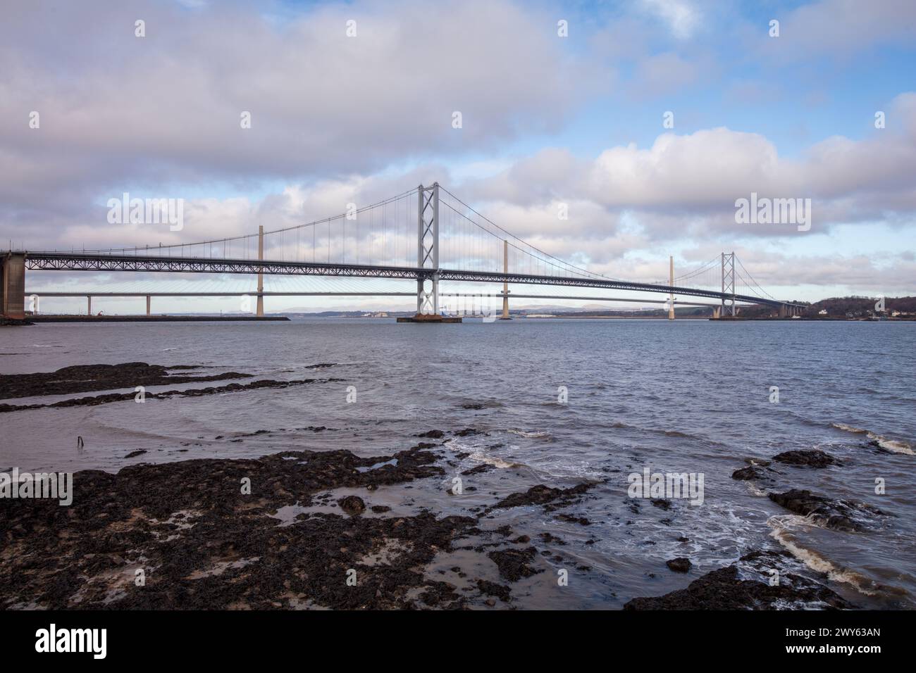 Queensferry Crossing Road Bridge con il vecchio Forth Road Bridge dietro, tratto dal livello del mare che mostra la distanza dei ponti da South Queensferry, di giorno Foto Stock
