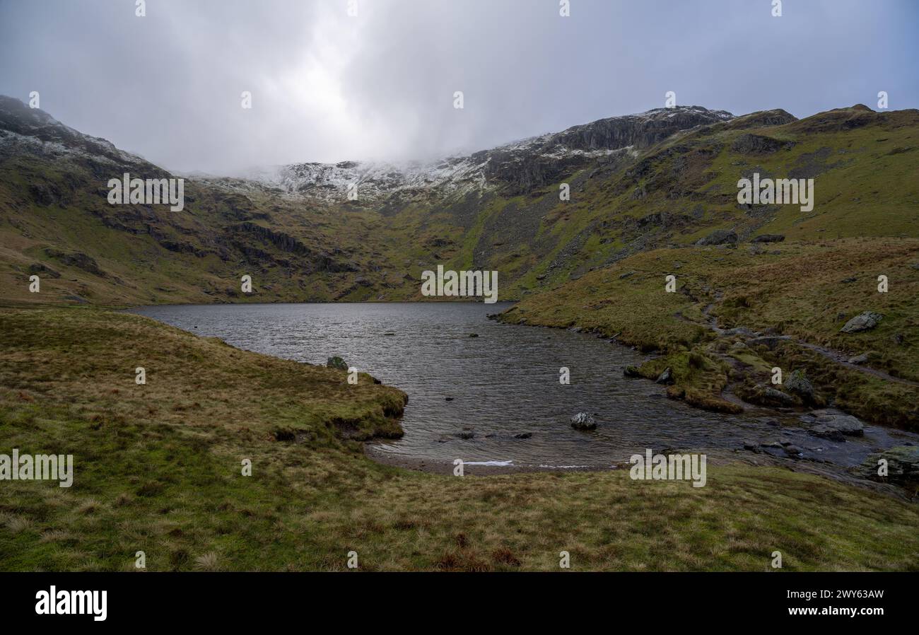 Piccolo lago d'acqua sopra la valle di Mardale e il lago Haweswater nel Lake District, Cumbria, Inghilterra Foto Stock