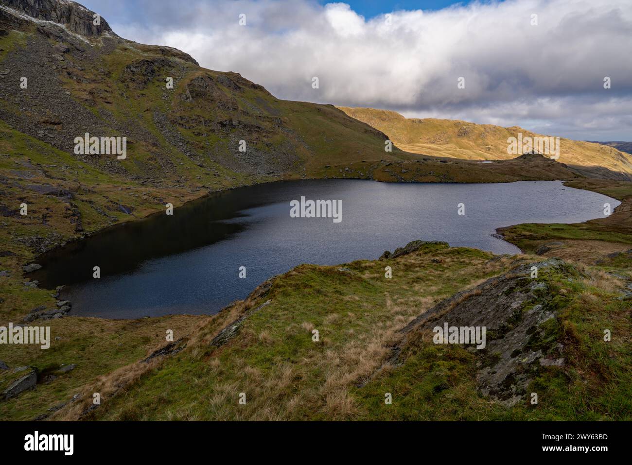 Piccolo lago d'acqua sopra la valle di Mardale e il lago Haweswater nel Lake District, Cumbria, Inghilterra Foto Stock