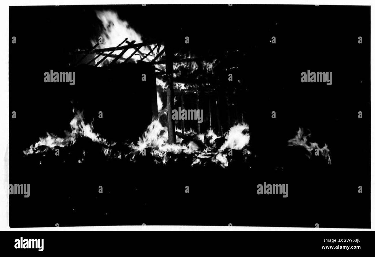 Numerosi fuochi esplodono di notte in Olanda, con case in legno e paglia che prendono facilmente fuoco. Negli ultimi giorni si sono verificati numerosi incidenti, evidenziando i pericoli in tempo di guerra e la vulnerabilità urbana durante le operazioni dell'esercito britannico. Foto Stock