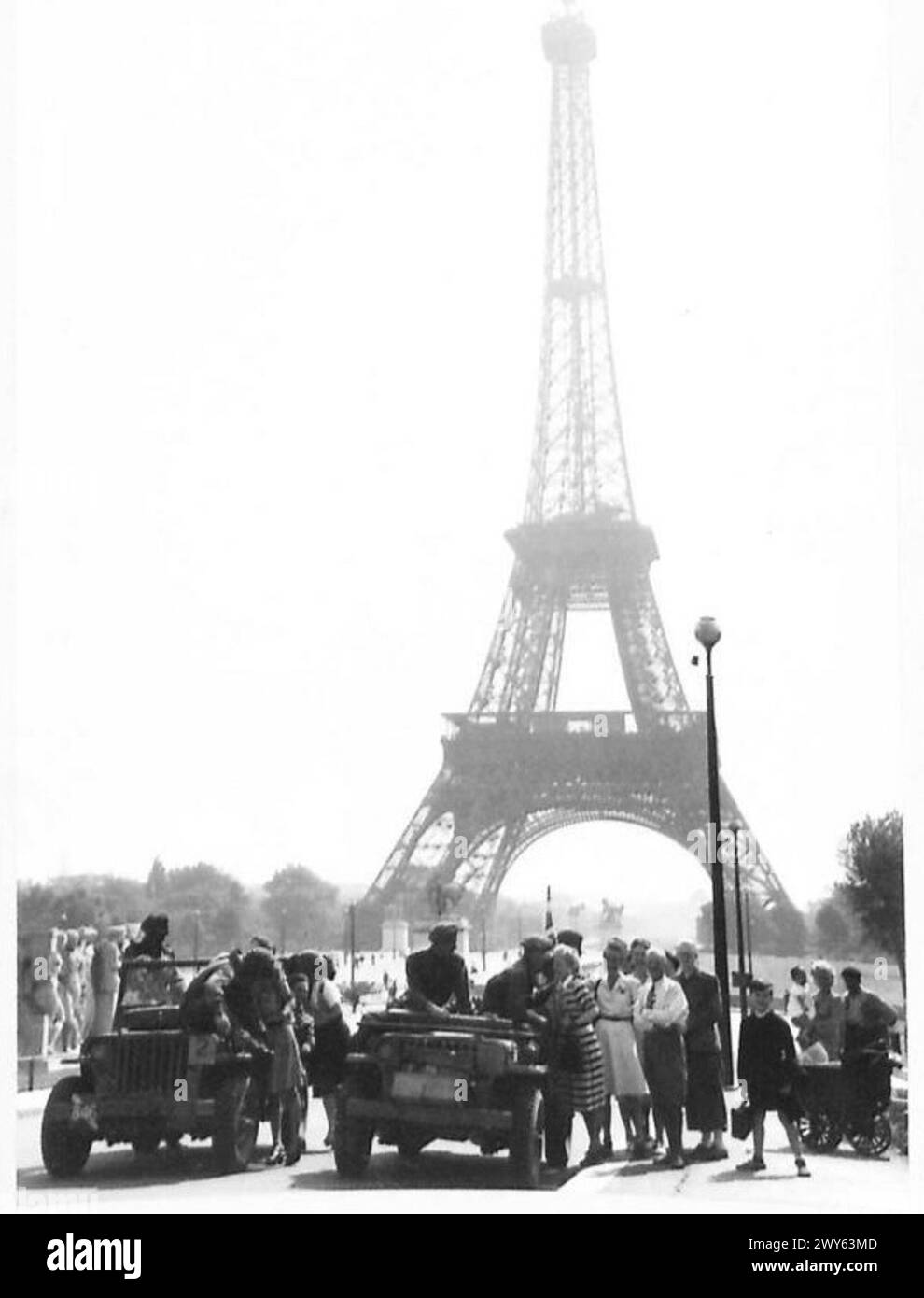 Alla Torre Eiffel di Parigi, i cameramen A.F.P.U. sono stati accolti da ragazze francesi, documentate dal personale dell'esercito britannico del 21st Army Group. Foto Stock