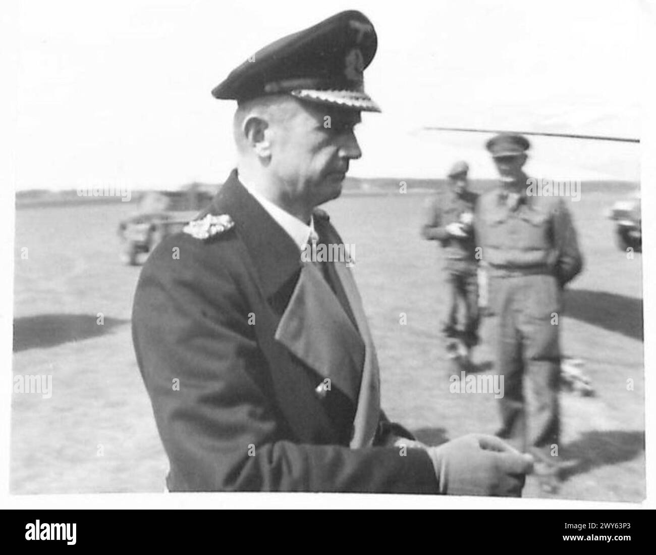 L'ammiraglio Karl Doenitz, leader del governo tedesco dopo Hitler, attende il trasporto in Inghilterra dopo il suo arresto durante la seconda guerra mondiale Foto Stock