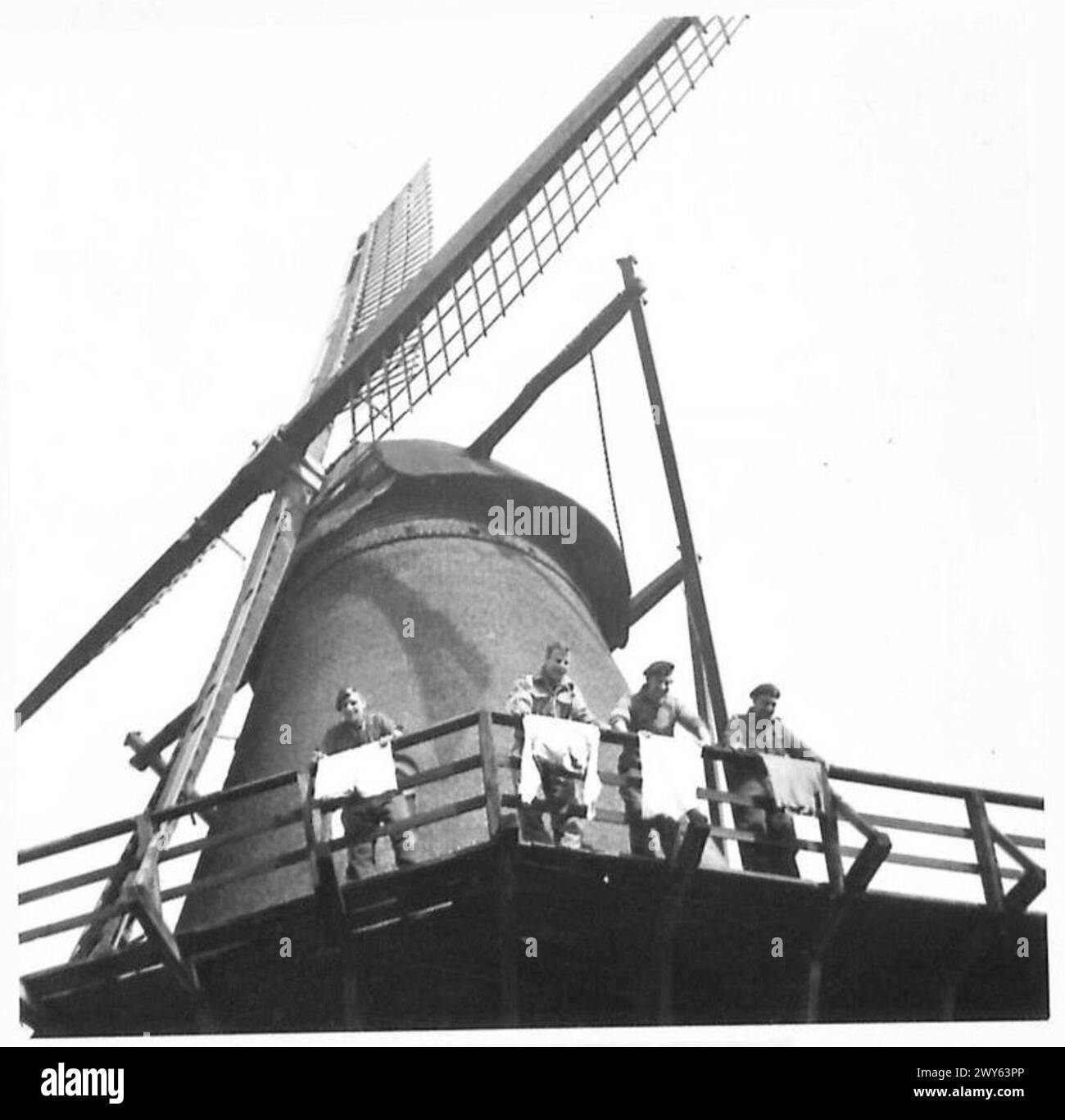 I soldati Arthur Bullock, George Fitton, Harry Smith e il sergente William Mason si lavano in un mulino a vento olandese durante le operazioni del 21st Army Group. Foto Stock