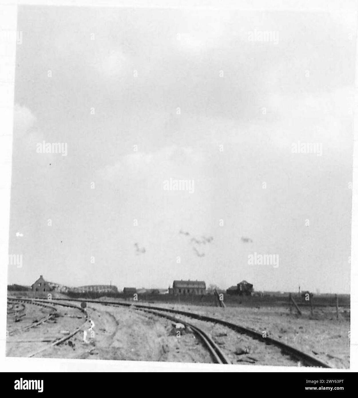 I colpi d'artiglieria da 88 mm sono osservati sul nuovo ponte di Arnhem durante la seconda battaglia di Arnhem, con il British Army, 21st Army Group impegnato. Foto Stock