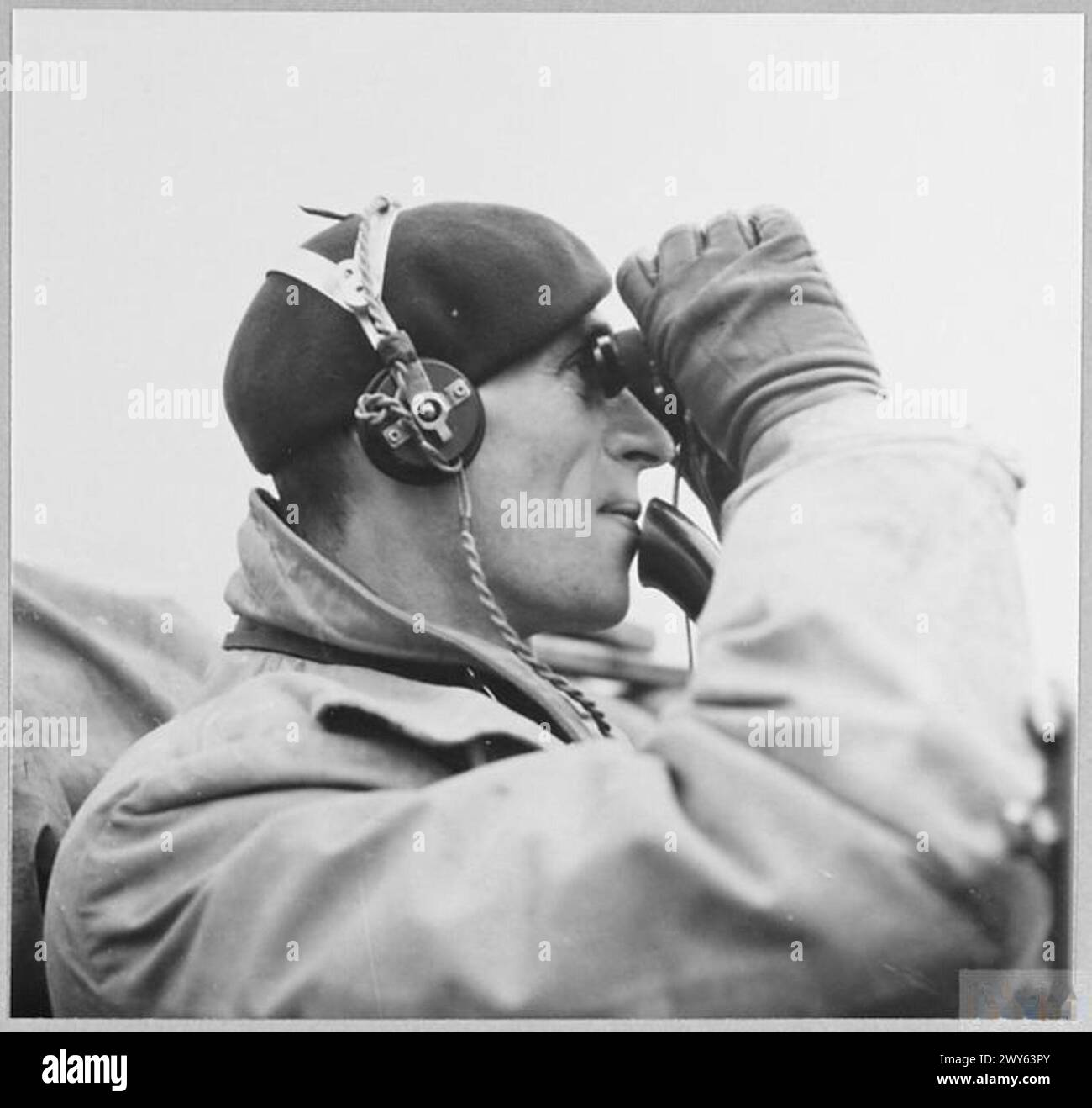 Un osservatore della RAF controlla il cielo utilizzando auricolari, un microfono per telefono e binocolo durante la seconda guerra mondiale Foto Stock